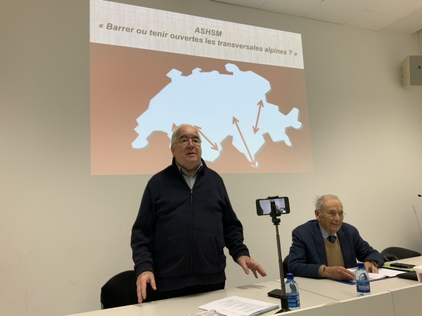 Le cdt C (ret) D. Andrey, président de l'ASHSM, présente le cdt C A. Tschumy, ancien cdt CA mont 3